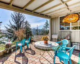 Riverfront Home with Beautiful Water Views Patio & Fireplace - Coos Bay - Balkón