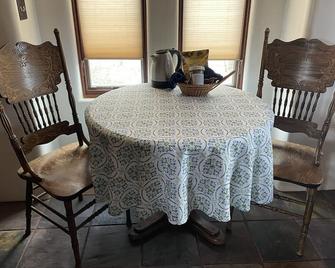 Tiny Home Boxcar Sanctuary - Taos - Dining room