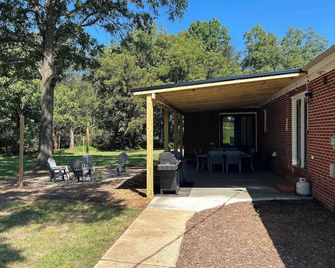 Spacious ranch in the country that has it all. - Matthews - Binnenhof