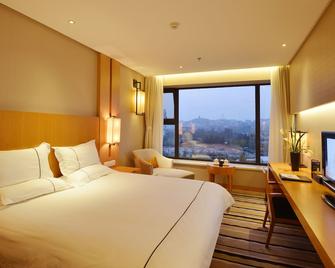 Qingdao Wushengguan Holiday Hotel - Qingdao - Bedroom