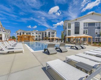 1 Bed - King Bed - Pool - Zionsville Schools - Whitestown - Pool