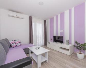 Apartments Nataly With Free Parking - Makarska - Living room