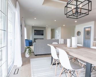 Lakehouse Getaway - Grand Rapids Area - Murray Lake - Sandy Beach, Dock, Hot Tub - Lowell - Dining room