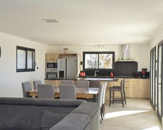 Former Sheepfold entirely renovated and its private heated swimming pool - Bessas - Sala de estar
