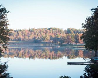 Holpps Pine Ridge Lake tiny house C - Monterey - Outdoors view