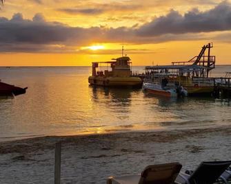 We offer unique experiences and new adventures at Katunga Inn Cabins! - Coxen Hole - Playa