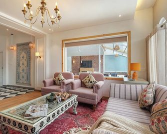 Elivaas Beyond The Curb Villa - Solan - Living room