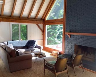 Serene 4-acre estate on private lake with hot tub - Woodstock - Living room