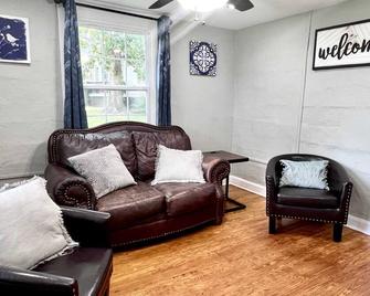 Tiny House w/ 1st Class Amenities- 12 Min to CLT - Mount Holly - Sala de estar