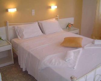 Hotel Liberty 1 - Agia Marina - Schlafzimmer