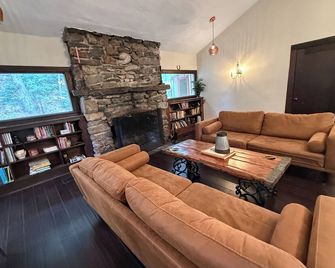 Creek Retreat- Hot Tub with Views - Evergreen - Living room