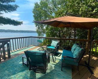 Awesome Game Room; Near Boyne Mtn; Fireplace; Stunning Lakefront Reno; Huge Deck - East Jordan - Balcón