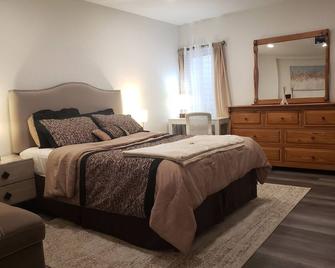 Newly renovated private basement appartment. 2 bedrooms, 2 bathroom w/jetted tub - Brighton - Bedroom