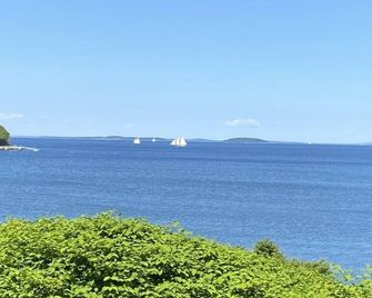 Unobstructed Ocean Views Private Onsite Access to the water & small sandy beach. - Rockport - Beach