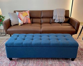 The Split - A Chic and Comfortable Pad to Work or Play - Family and Pet Friendly - Brampton - Living room