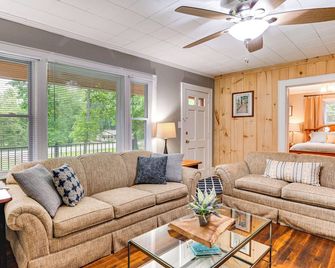 3 Mi to Dtwn! Forest City Haven w/ Furnished Patio - Forest City - Salon