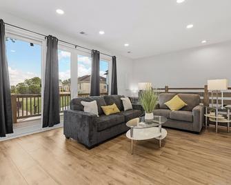 Mountain View House minutes from Downtown Chattanooga, TN. Cul-de-sac location! - Chattanooga - Living room