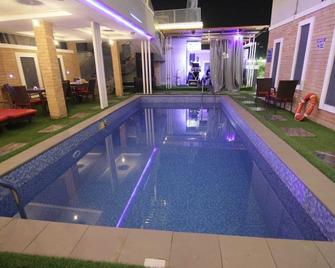 The Meridian Lodge - Benin City - Piscina