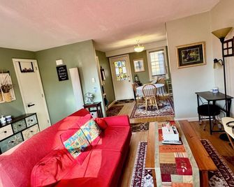 Cozy 2-bedroom condo near town of Amherst and five colleges - Amherst - Obývací pokoj