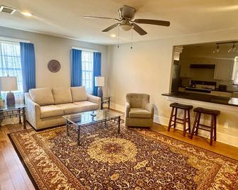 Historic Bungalow! 2bed, 2bath, 2den, Downtown Humble, IAH 8min! - Humble - Sala de estar