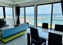 Az Hotel Ocean View - 아마미 - 다이닝룸