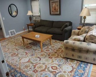 Robbinsdale Charmer - Robbinsdale - Living room