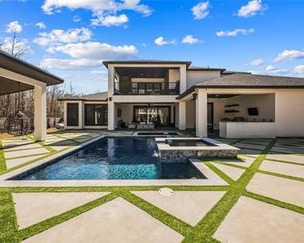Huge Modern Luxe Oasis with Pool - Dayton - Piscina