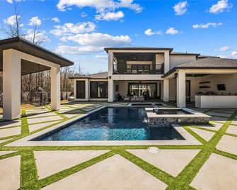 Huge Modern Luxe Oasis with Pool - Dayton - Piscina