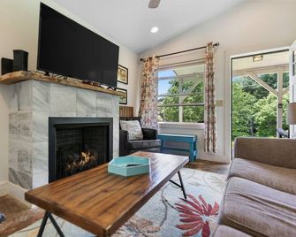 Clementine Cottage at Doe Creek - Blowing Rock - Living room