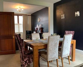 Beautifully Styled 2BR Home with Garden - Manchester - Dining room
