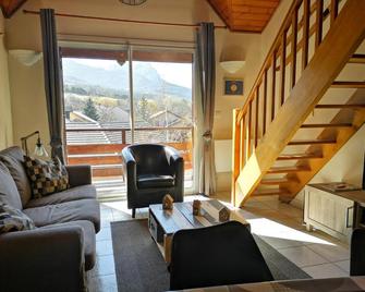 Appart T4 72m2 à Baratier entre les Orres et Embrun à coté du lac de Serre Ponçon. - Baratier - Sala de estar
