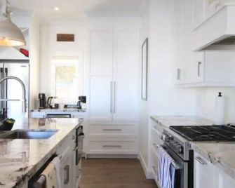 Lakefront Escape - Firepit & Game Room - Innisfil - Kitchen