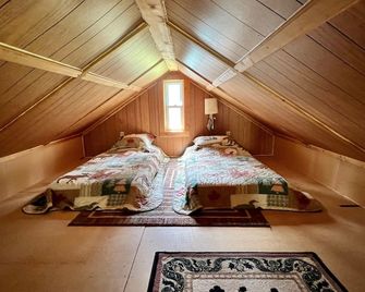 Pintler @ Seven Timbers-cozy cabin in beautiful setting with view of the lake - Seeley Lake - Bedroom