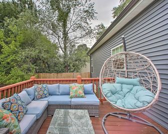 2 Mi to Downtown: Luxe Greenville Retreat! - Greenville - Balcón