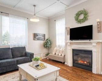 Spacious Vintage Home on the Bitterroot Bike Trail - Missoula - Sala de estar