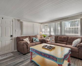 Nell's Place in the heart of town, plenty of parking and close to the boat ramp. - Steinhatchee - Living room