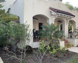 In The Heart Of The River District - The Parsonage- A 1925 Vintage Home - Fort Myers - Outdoors view