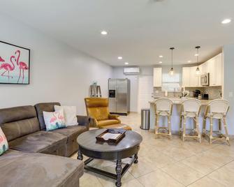 2 Mi to Swim and Shop Updated North Palm Beach Home - North Palm Beach - Living room