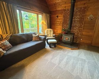 Charming 2-bedroom + loft cabin in Wasilla with Sauna - Wasilla - Living room