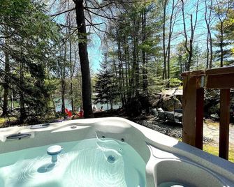 Take It Easy Cottage w Hot Tub & Sauna - Washago