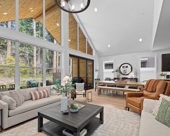 Tranquil Retreat with Hot Tub and Bikes - Charming Haven - Cle Elum - Salon