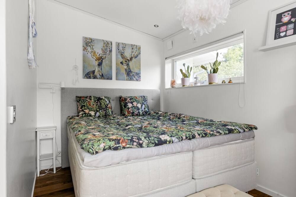 Villa with pool near Stockholm city - هودينغي - غرفة نوم