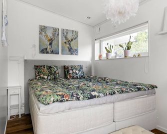 Villa with pool near Stockholm city - هودينغي - غرفة نوم