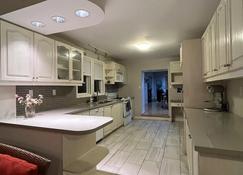 Charming Affordable Accommodation 20 min to Toronto P3 - Pickering - Kitchen