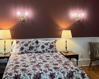Century Elms Bed and Breakfast - Janesville - Bedroom