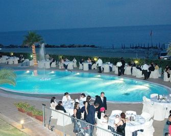 Meridian Hotel - Guardia Piemontese - Zwembad