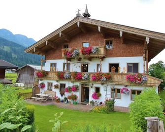 Cozy feel good holiday apartment in Leogang - Leogang - Budynek