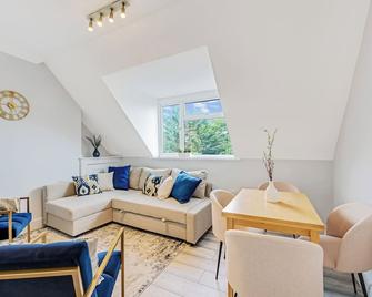 Sweet and Lovely 2BR with Free Parking - London - Living room