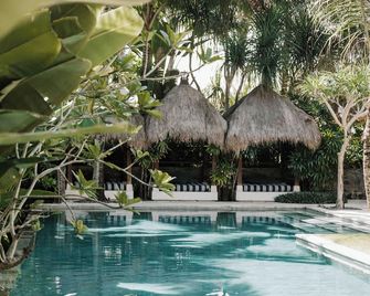 Hotel Komune and Beach Club Bali - Gianyar - Pool