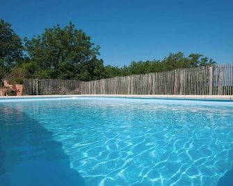 Quiet family home with secure swimming pool - Sarrazac - Piscina